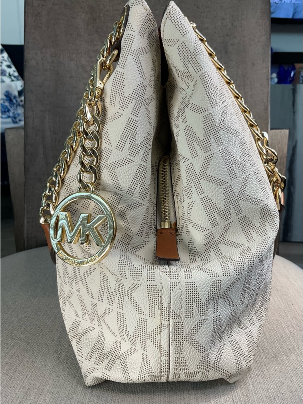 Michael Kors Raven Large Shoulder Tote in Vanilla Signature – Like New! - Picture 9 of 16